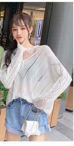 Női kötött széles blúz zöld-fehér színben