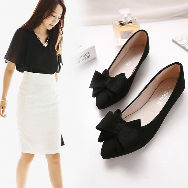 Női cipő hegyes modell piros, fekete és szürke szalaggal