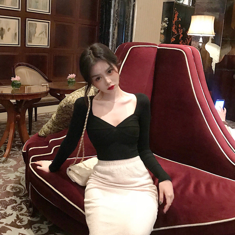 Modern női blúz fekete színben, spitz nyakkivágással