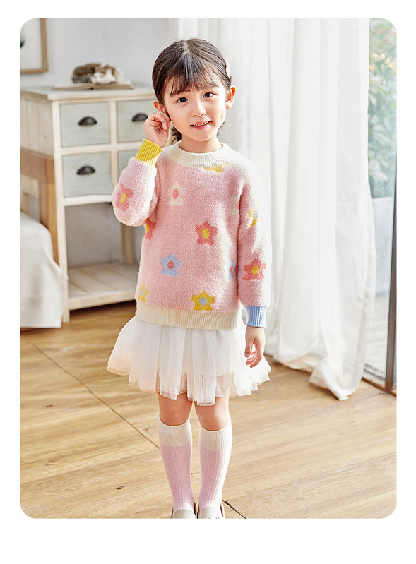 Aktuális gyerekpulóver rózsaszínben és virágmotívumokkal rózsaszínben