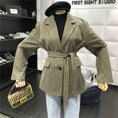 Modern női kabát övvel, két színben