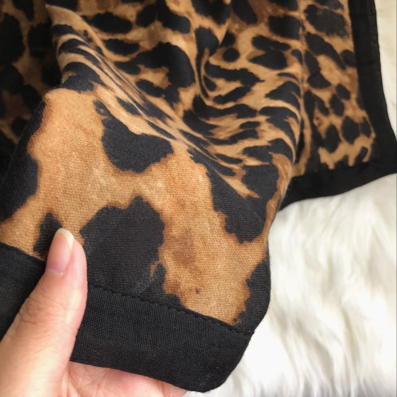 Aktuális leopárdmintás női sál két színben