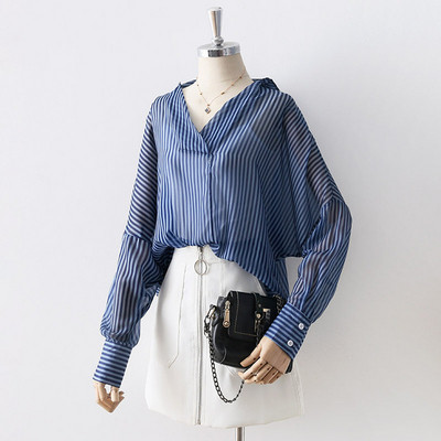 Cămașă de damă în dungi cu decolteu spitz în albastru