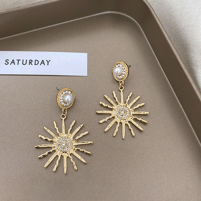 Κορυφαία γυναικεία σκουλαρίκια με πέτρες σε χρυσό χρώμα