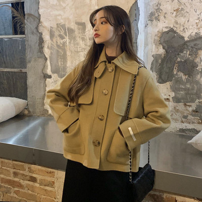 Palton scurt de damă cu nasturi și buzunare