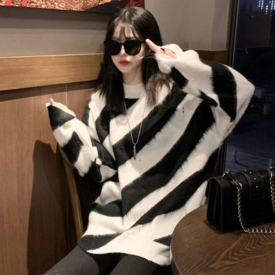 Γυναικεία φαρδιά μπλούζα με ωοειδές λαιμόκοψη