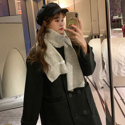 Κορυφαίο γυναικείο μαύρο παλτό με κουμπιά