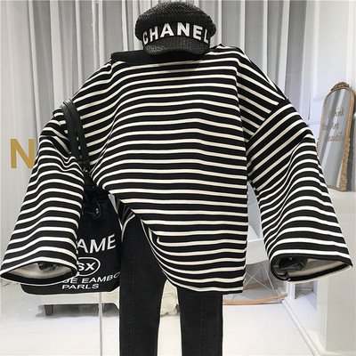 Γυναικεία ριγέ μπλουζάκι φαρδύ μοντέλο σε μαύρο και άσπρο χρώμα