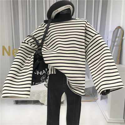 Γυναικεία ριγέ μπλουζάκι φαρδύ μοντέλο σε μαύρο και άσπρο χρώμα