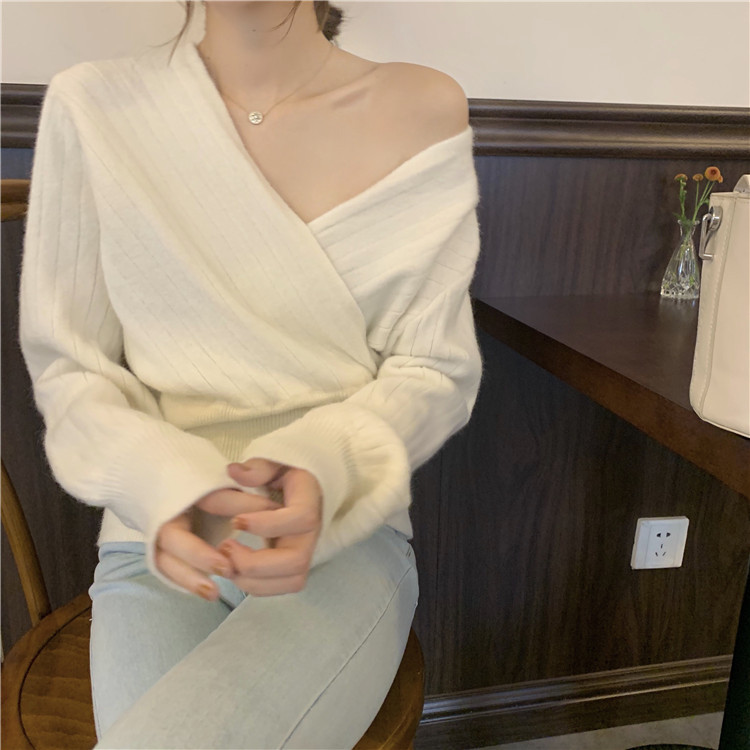 Aktuális női blúz három színben, spitz nyakkivágással