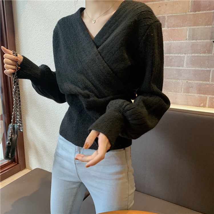 Aktuális női blúz három színben, spitz nyakkivágással