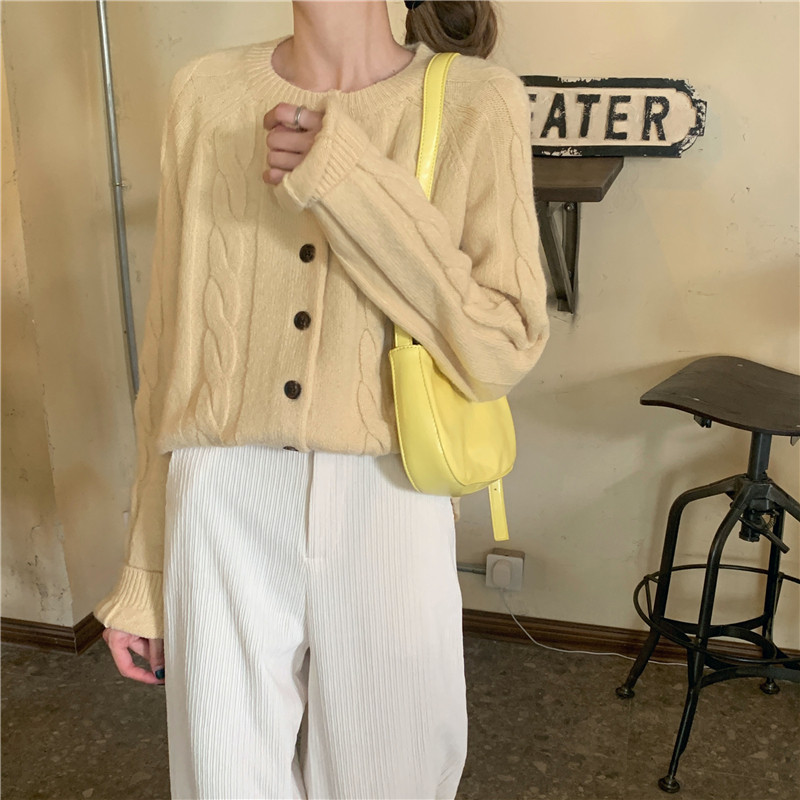 Naiste vabaajavest ovaalse kaelusega erinevates värvides