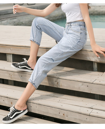 Sieviešu džinsi 9/10 garumā ar plēstiem motīviem