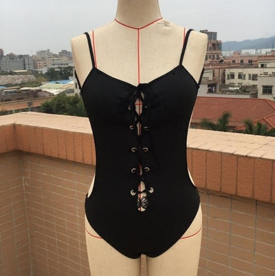 Μεγάλη κυρίες όλα σε ένα μαγιό με γυμνή πλάτη