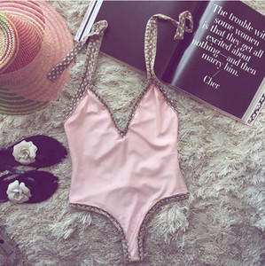 Οι γυναίκες, όλα σε ένα μαγιό σε λευκό και ροζ μωρό