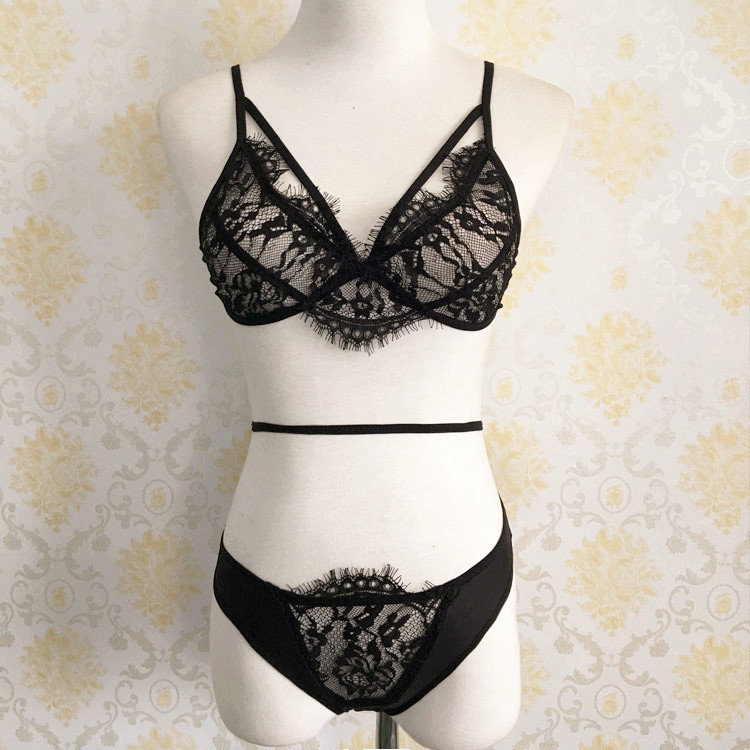 Μοντέρνα, πολύ κομψά και εξαιρετικά σέξι γυναικελια  εσ΄ωρουχα  με λεπτούς ιμάντες V και μαλακή δαντέλα