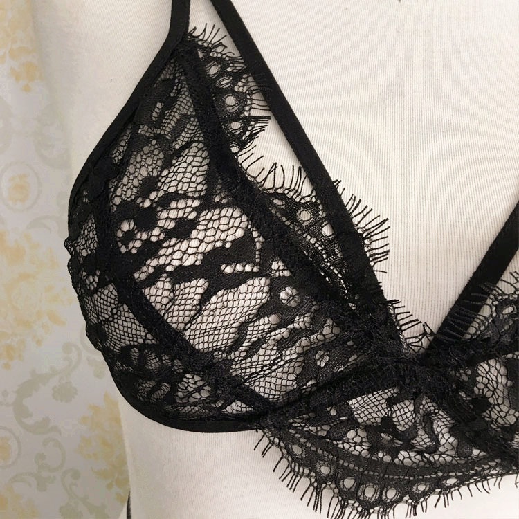 Μοντέρνα, πολύ κομψά και εξαιρετικά σέξι γυναικελια  εσ΄ωρουχα  με λεπτούς ιμάντες V και μαλακή δαντέλα