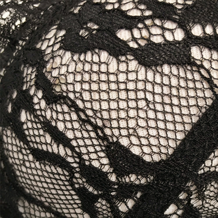 Μοντέρνα, πολύ κομψά και εξαιρετικά σέξι γυναικελια  εσ΄ωρουχα  με λεπτούς ιμάντες V και μαλακή δαντέλα