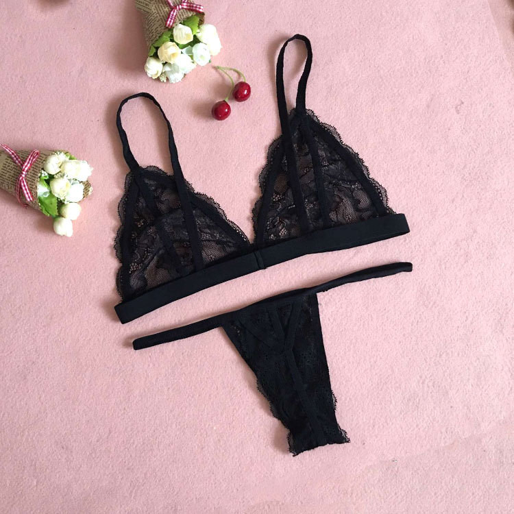 Πολύ σέξι γυναικεία εσώρουχα δύο τεμαχίων με ανοιχτή δαντέλα και πολύ λεπτές απαλές λουρίδες