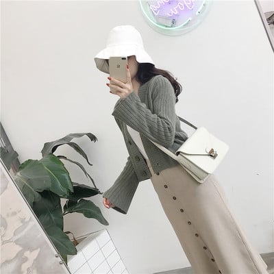 Σύντομο πλεκτό γιλέκο με μανίκια και κουμπιά