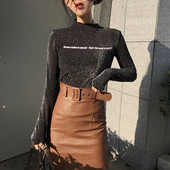 Γυαλιστερή μπλούζα σε δύο χρώματα με επιγραφή