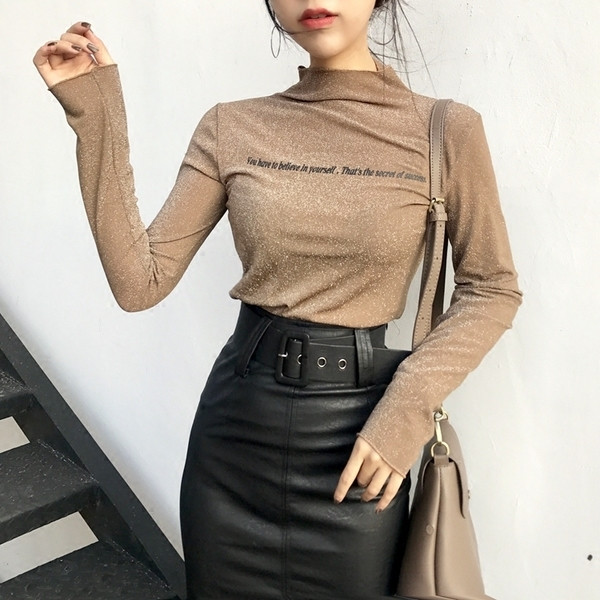 Γυαλιστερή μπλούζα σε δύο χρώματα με επιγραφή