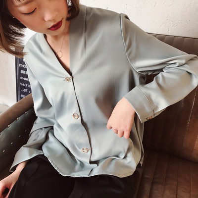 Κομψό γυναικείο πουκάμισο με ντεκολτέ σε σχήμα V σε ροζ και μαύρο χρώμα