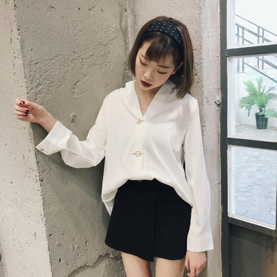 Κομψό γυναικείο πουκάμισο με ντεκολτέ σε σχήμα V σε ροζ και μαύρο χρώμα