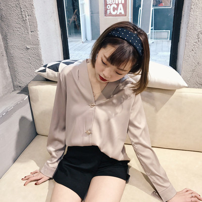 Κομψό γυναικείο πουκάμισο με ντεκολτέ σε σχήμα V σε ροζ και μαύρο χρώμα