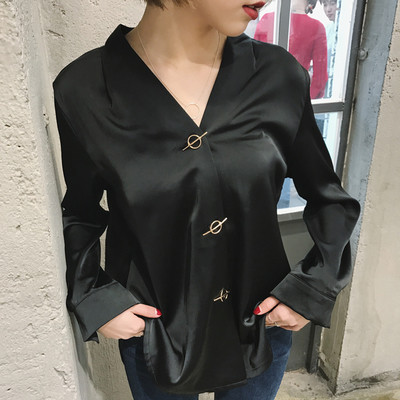 Κομψό γυναικείο πουκάμισο με ντεκολτέ σε σχήμα V σε ροζ και μαύρο χρώμα