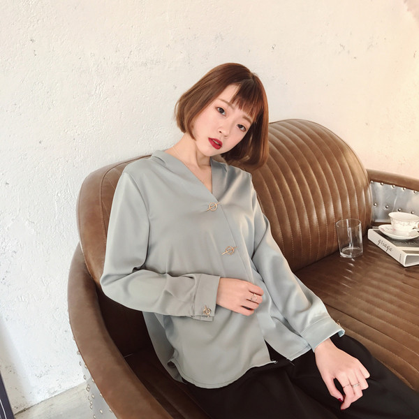 Κομψό γυναικείο πουκάμισο με ντεκολτέ σε σχήμα V σε ροζ και μαύρο χρώμα