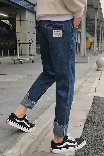 Τα casual τζιν ανδρικά με εκτύπωση πίσω