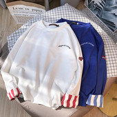 Αθλητική κομψή μπλούζα ανδρών με ενδιαφέρον μανίκια εκτύπωσης και εκτύπωσης σε μαύρο, λευκό και μπλε χρώμα