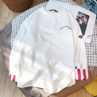 Αθλητική κομψή μπλούζα ανδρών με ενδιαφέρον μανίκια εκτύπωσης και εκτύπωσης σε μαύρο, λευκό και μπλε χρώμα