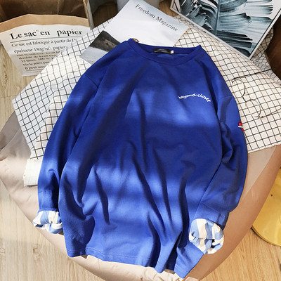 Αθλητική κομψή μπλούζα ανδρών με ενδιαφέρον μανίκια εκτύπωσης και εκτύπωσης σε μαύρο, λευκό και μπλε χρώμα