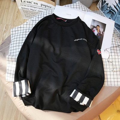 Αθλητική κομψή μπλούζα ανδρών με ενδιαφέρον μανίκια εκτύπωσης και εκτύπωσης σε μαύρο, λευκό και μπλε χρώμα