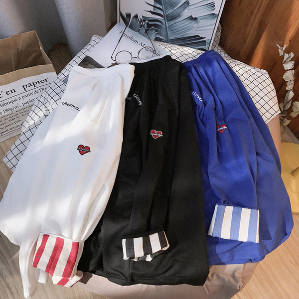 Αθλητική κομψή μπλούζα ανδρών με ενδιαφέρον μανίκια εκτύπωσης και εκτύπωσης σε μαύρο, λευκό και μπλε χρώμα