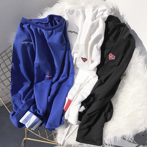 Αθλητική κομψή μπλούζα ανδρών με ενδιαφέρον μανίκια εκτύπωσης και εκτύπωσης σε μαύρο, λευκό και μπλε χρώμα