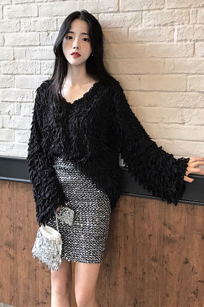 Βελούδινη γυναικεία μπλούζα με ντεκολτέ σε σχήμα V σε λευκό και μαύρο παλτό