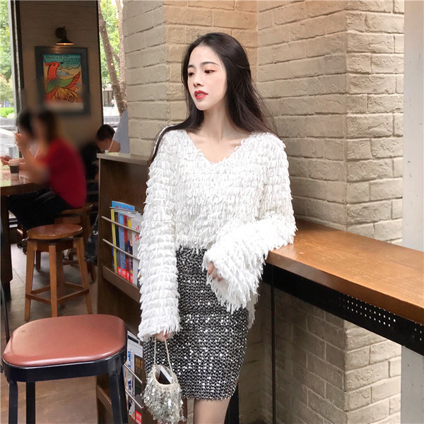 Βελούδινη γυναικεία μπλούζα με ντεκολτέ σε σχήμα V σε λευκό και μαύρο παλτό