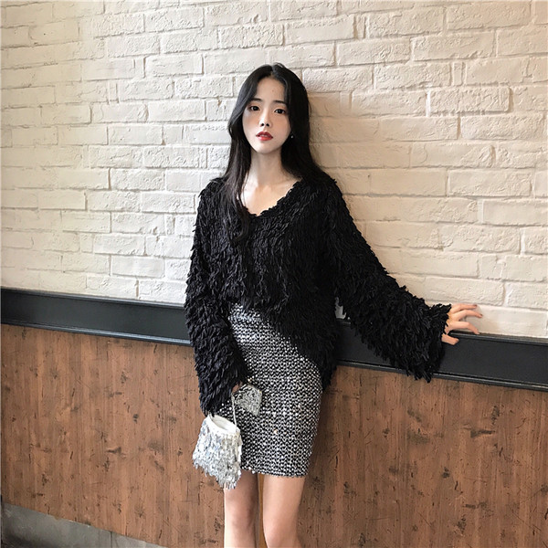 Βελούδινη γυναικεία μπλούζα με ντεκολτέ σε σχήμα V σε λευκό και μαύρο παλτό