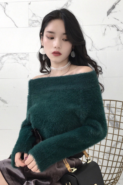 Стилен плюшен дамски пуловер с голи рамене в два цвята