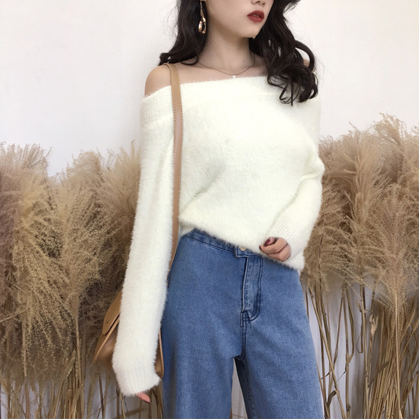 Стилен плюшен дамски пуловер с голи рамене в два цвята