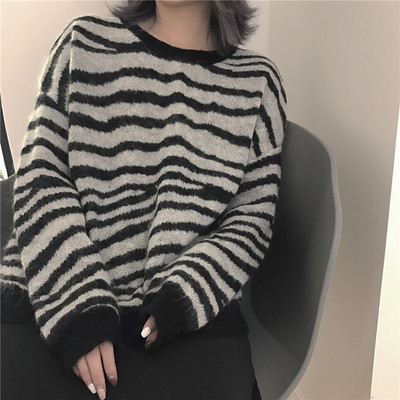 Дамски пуловер с О-образна яка на зеброва щампа