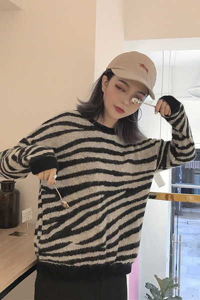 Дамски пуловер с О-образна яка на зеброва щампа