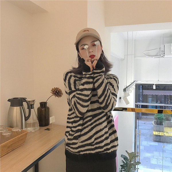Дамски пуловер с О-образна яка на зеброва щампа