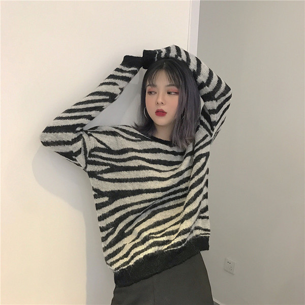 Дамски пуловер с О-образна яка на зеброва щампа