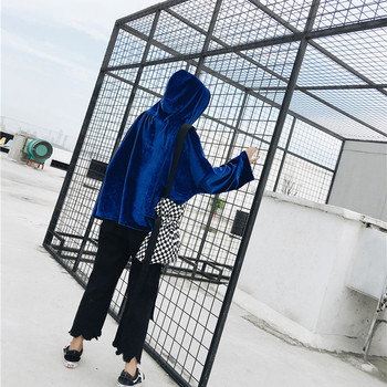 Ένα trendy γυναικείο φούτερ με κουκούλα σε ένα ευρύ σχέδιο
