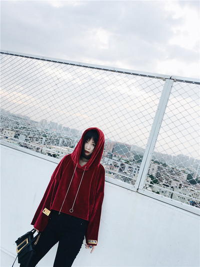 Ένα trendy γυναικείο φούτερ με κουκούλα σε ένα ευρύ σχέδιο