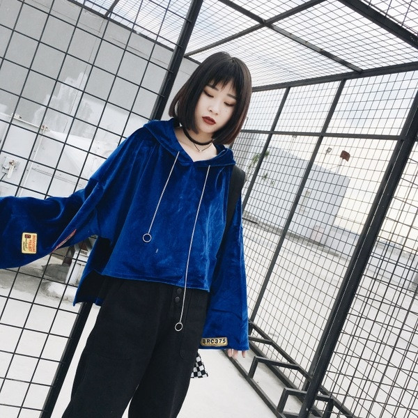 Ένα trendy γυναικείο φούτερ με κουκούλα σε ένα ευρύ σχέδιο